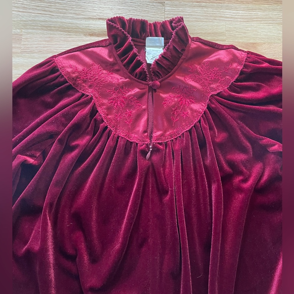 Vintage Gillian O’Malley women’s crimson colored velvet nightgown, size small - Picture 2 of 7